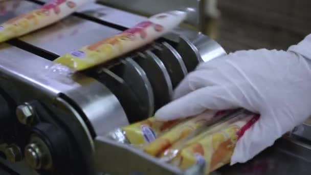 생산에 자동화 그리고 제품을 운반하는 상업적인 오렌지 Popsicles 컨베이어 — 비디오