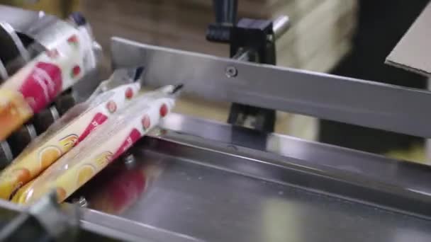 Lebensmittelindustrie Automatisierung Und Technologie Der Lebensmittelproduktion Kommerzielle Förderbänder Mit Erdbeer — Stockvideo