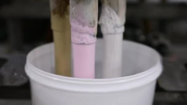 자동화 상업용 플라스틱 아이스크림 냄비를 맛으로 채우는 기계의 — 비디오