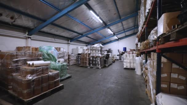 産業倉庫について 箱およびプロダクトで満たされる貯蔵部屋 — ストック動画