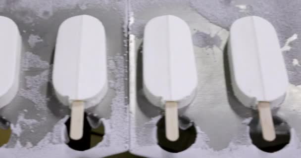 食品工业 自动化和技术 工业冰淇淋生产过程 奶油冰棒制造厂沿着冰冻输送带运送奶油冰棒的机器的顶部视图 — 图库视频影像