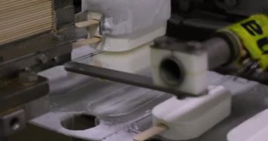 Yiyecek endüstrisi. Otomasyon ve teknoloji. Endüstriyel dondurma üretim süreci. Kremalı dondurma fabrikası görüntüsü.