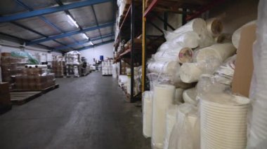 Endüstriyel depo Kutular ve ürünlerle dolu deponun kaplaması.