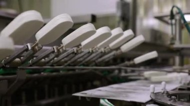 Yiyecek endüstrisi. Otomasyon ve teknoloji. Endüstriyel dondurma üretim süreci. Donmuş taşıma bandı boyunca dondurma taşıyan dondurma fabrikası makinesinin görüntüsü.