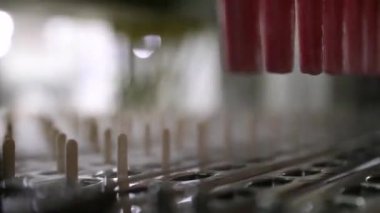 Yiyecek endüstrisi. Gıda işleme ve imalatında teknoloji ve otomasyon. Ticari çilek ve portakal aromalı dondurma demleme makinesinin yakın görüntüsü.
