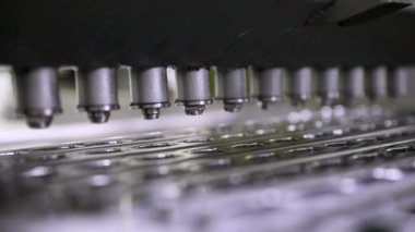 Endüstriyel dondurma üretimi ve üretimi. Teknoloji ve otomasyon. Buz kalıplarını çilek aromasıyla dolduran ticari buzlu dondurma üretim makinesinin yakın görüntüsü.
