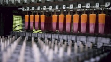 Yiyecek endüstrisi. Gıda işleme ve imalatında teknoloji ve otomasyon. Ticari çilek ve portakal aromalı dondurma demleme makinesinin yakın görüntüsü.