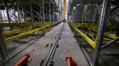 Yiyecek soğutma odası. Teknoloji ve robotizasyon. Düşük sıcaklıklarda yiyecek ve diğer malları depolayan otonom bir soğutma deposu görüntüsü.