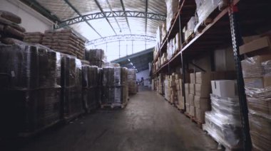 Endüstriyel depo Kutular ve ürünlerle dolu malzeme odası..