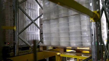 Endüstri soğutma odası. Teknoloji ve robotizasyon. Düşük sıcaklıklarda ticari malları taşıyan ve depolayan otonom bir soğutma deposu görüntüsü.