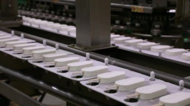 Yiyecek endüstrisi. Otomasyon ve teknoloji. Endüstriyel dondurma üretim süreci. Donmuş taşıma bandı boyunca dondurma taşıyan dondurma fabrikası makinesinin görüntüsü.