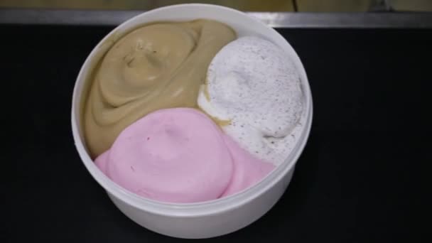 Мороженое Вид Сверху Конвейерного Ленточного Транспортера Различными Ароматами Мороженого — стоковое видео