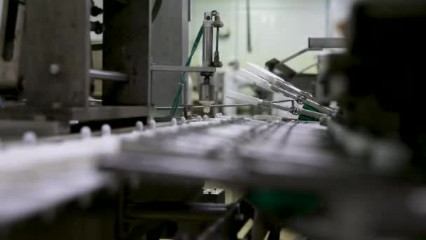 食品産業について オートメーションと技術 産業用アイスクリーム製造工程 クリームを輸送するクリームポップスル工場機械のビュー — ストック動画