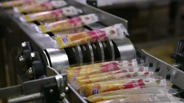 Livsmedelsindustrin Kommersiella Jordgubbar Och Apelsinsmaksatta Isglass Transportband Som Transporterar Produkten — Stockvideo