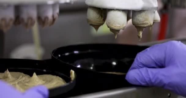 Industrie Alimentaire Ligne Production Gâteaux Glacés Usine Travailleur Vue Rapprochée — Video