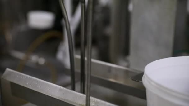 食品業界と包装技術 空の商業用アイスクリーム容器を輸送する産業機械のビュー — ストック動画