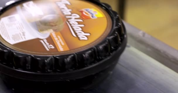 Élelmiszeripar Ipari Fagylaltgyár Szállítószalag Által Szállított Kereskedelmi Jégkrémes Edény Tetejére — Stock videók