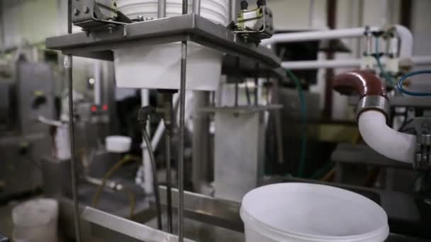 Пищевая Промышленность Упаковочные Технологии Вид Промышленную Машину Перевозящую Пустые Контейнеры — стоковое видео