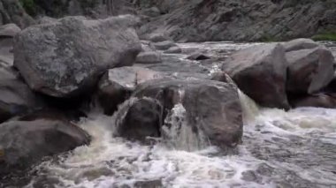 Los Gigantes, Cordoba, Arjantin 'deki kayalık tepelerden akan Yuspe Nehri manzarası. 