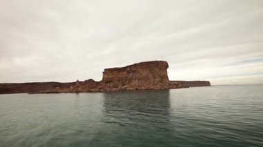 Turizm. Pov. Gölde geziniyorum. El Chocon, Patagonya, Arjantin 'de sudan çıkan 