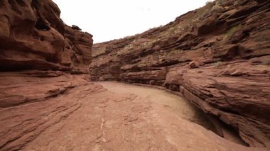 Macera ve keşif. Çöldeki turuncu kumtaşı ve kaya oluşumlarının görüntüsü.