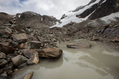 And Dağlarının zirvesindeki Vinciguerra buzulu, Ushuaia, Patagonya Arjantin. Kayalık dağın tepesindeki doğal buzul göleti.. 