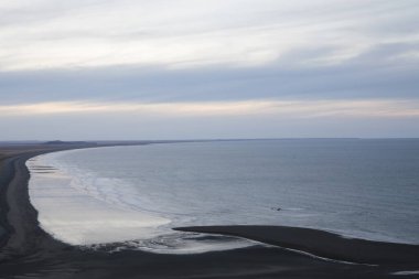 Deniz Burnu. Pelerin, okyanus, deniz dalgaları, sahil, kıyı şeridi ve ufuktaki gece manzarası.. 