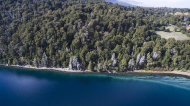 Villa la Angostura, Neuqun, Patagonya Arjantin 'deki Correntoso Gölü' nün havadan görünüşü. Saf mavi su, sahil şeridi ve dağ orman yaprakları.. 