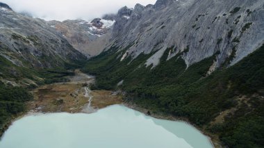 Ushuaia 'daki Zümrüt Gölü, Tierra del Fuego, Patagonya Arjantin' deki buzul manzarası. And Dağları 'nın zirvesindeki turkuaz su gölü kayalık dağ zirveleri ve ormanlarla çevrilidir..