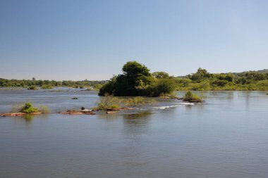 Keşfedin. Geniş nehrin yeşil tropikal ormanı geçişini görmek. 