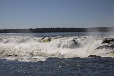 Doğal dünya harikası. Arjantin, Misiones 'deki Garganta del Diablo' dan Iguazu şelalesi ve nehir manzarası. Şelaleler ve düşen beyaz su güzel bir doku..