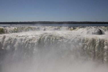 Doğanın gücü. Misiones, Arjantin 'de Garganta del Diablo' dan görülen Iguazu şelalesi ve nehri manzarası. İnanılmaz bir düşüş ve dökülen beyaz su güzel bir doku, sis ve sıçrama..