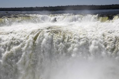 Doğanın gücü. Misiones, Arjantin 'de Garganta del Diablo' dan görülen Iguazu şelalesi ve nehri manzarası. İnanılmaz bir düşüş ve dökülen beyaz su güzel bir doku, sis ve sıçrama..