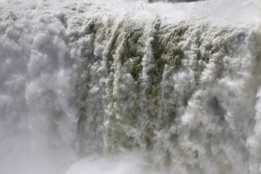 Doğal arka plan. Sudaki güç. Arjantin 'in Misiones şehrindeki ünlü Iguazu şelalesinin yakın görüntüsü. Sis ve düşen beyaz su Güzel doku, hareket ve desen.