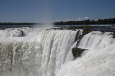 Doğal dünya harikası. Arjantin, Misiones 'deki Garganta del Diablo' dan Iguazu şelalesi ve nehir manzarası. Şelaleler ve düşen beyaz su güzel bir doku.. 