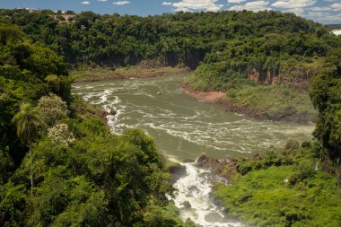 Vahşi doğada macera. Doğada güzellik. Nehrin tropikal yağmur ormanları boyunca akan havadan görüntüsü. Yeşil ağaçlar ve orman yemyeşil bitki örtüsü. 