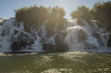 Mocona 'nın eşsiz manzarası tekneden düşüyor. Güzel şelaleler, kayalık uçurumlar, düşen beyaz su ve nehir Misiones, Arjantin 'de ormanın içinden akıyor..