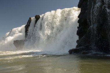 Nehre yelken açıyorum. Tekneden görülen görkemli Mocona şelaleleri. Düşen beyaz su, kayalar ve nehir ormanda akıyor..