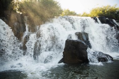 Mocona Şelalesi 'nin büyüleyici manzarası. Gün batımında kayalık şelale ve nehir.. 