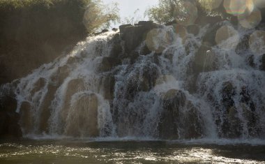Gün batımında Mocona şelalesinde. Mocona Şelalesi 'nin güzel manzarası, alacakaranlıkta, nehri dolaşan bir gemiden, güzel bir mercek parıltısıyla görülür..