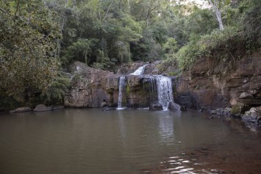 Göl manzarası ve kayalıklar ormana düşüyor..