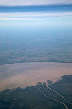 Tropikal ormanın üzerinde uçuyor. Karanlık su nehrinin yeşil orman boyunca akan havadan görüntüsü..