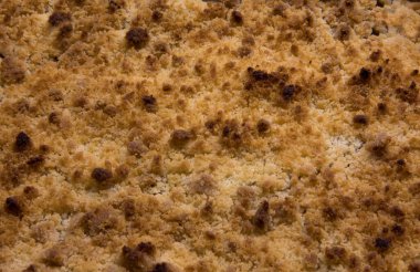 Gastronomi. Terli tatlı dokusu ve deseni. Popüler elmalı gevreğin çıtır çıtır yüzeyinin yakın görüntüsü. 