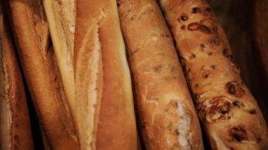 Fırın. Lezzetli geleneksel ve aromalı Fransız ekmeği baget ekmeğinin yakın görüntüsü