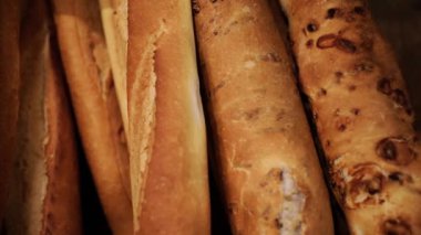 Fırın. Lezzetli geleneksel ve aromalı Fransız ekmeği baget ekmeğinin yakın görüntüsü