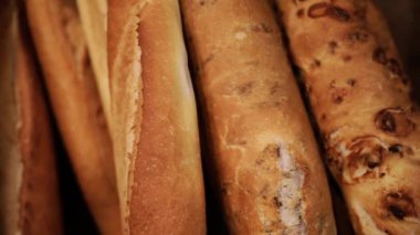 Fırın. Lezzetli geleneksel ve aromalı Fransız ekmeği baget ekmeğinin yakın görüntüsü