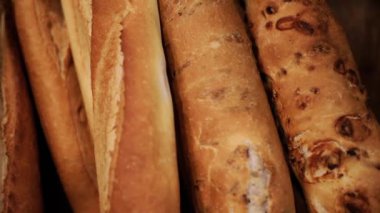 Fırın. Lezzetli geleneksel ve aromalı Fransız ekmeği baget ekmeğinin yakın görüntüsü