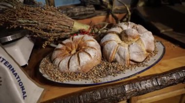 Fırın. Kırsal ve kırsal dekorasyonlu iki büyük kır ekmeğinin yakın görüntüsü