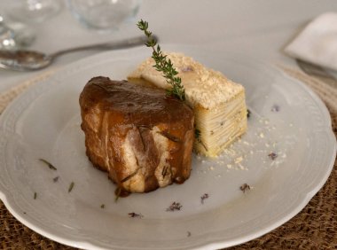 Düğün kutlaması masası ve ana yemek düzenlemesi. Gurme yemeği. Yumuşak krema soslu domuz filetosu ve patates mili feuille.