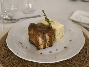 Düğün kutlaması masası ve ana yemek düzenlemesi. Gurme yemeği. Yumuşak krema soslu domuz filetosu ve patates mili feuille.